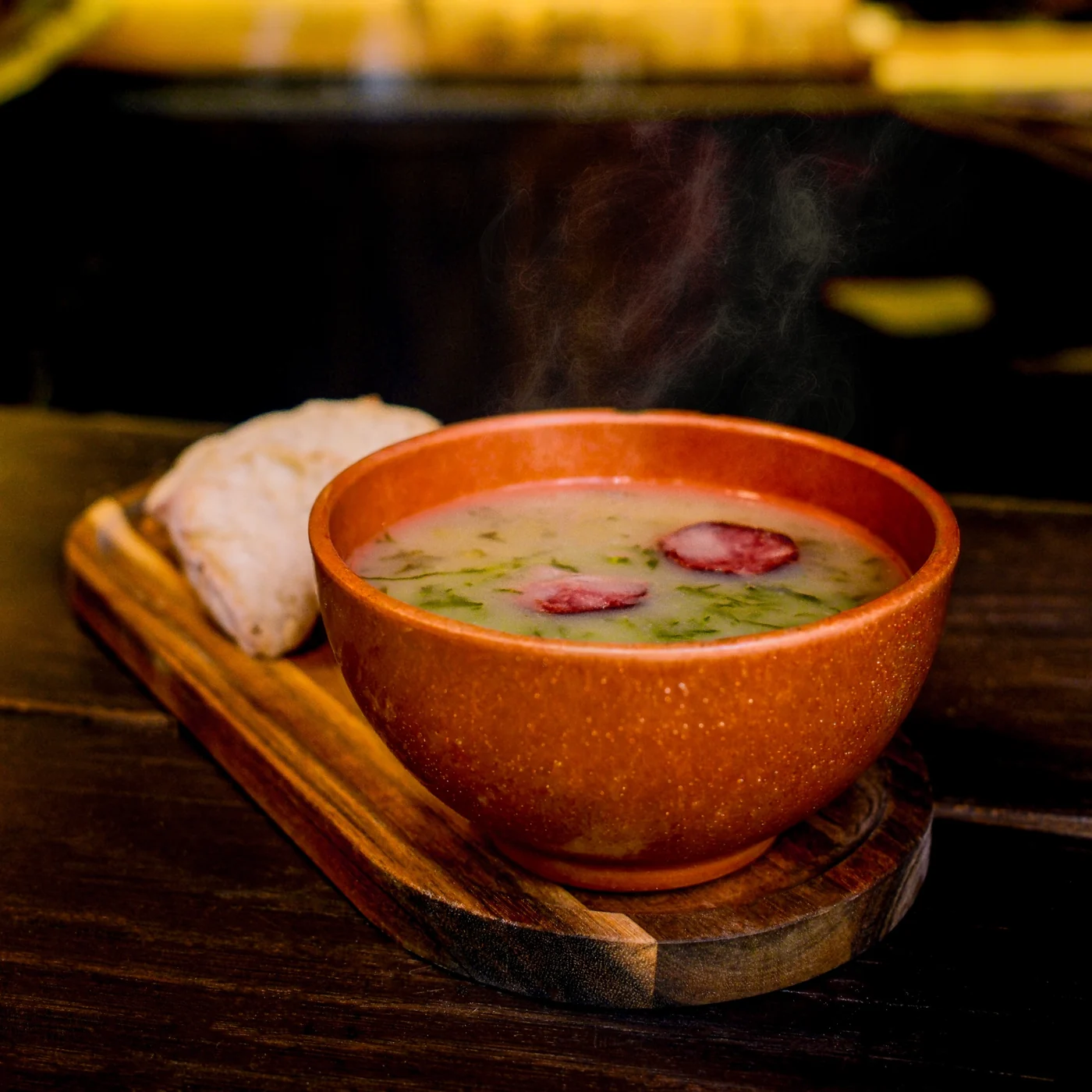 Caldo verde servido com pão