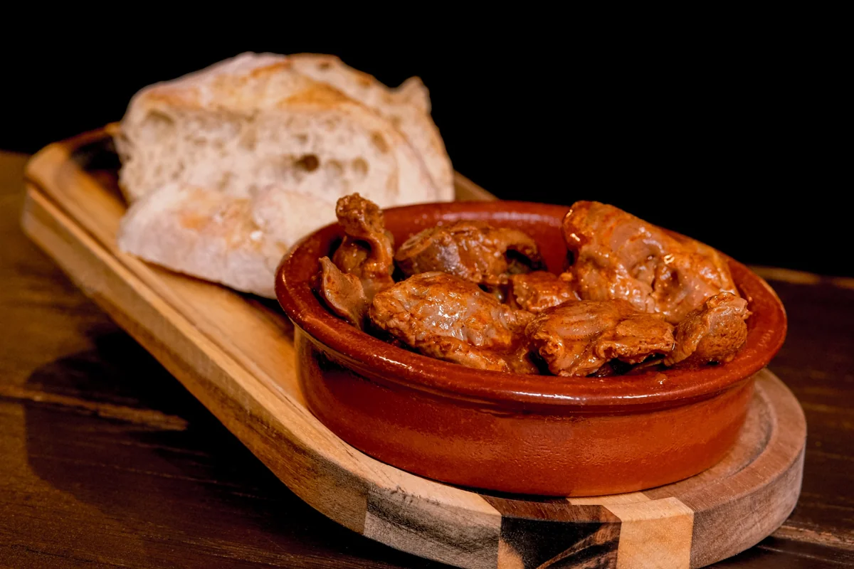 Ventrigli di pollo in una ciotola di terracotta, con pane