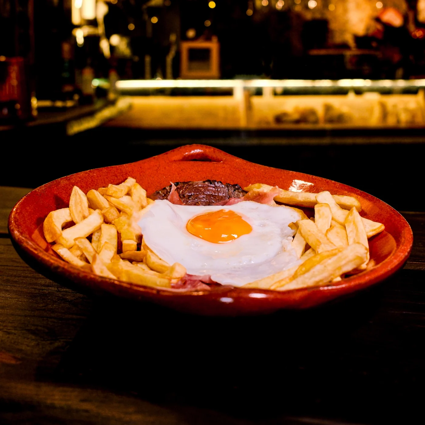 Prato da casa com ovo e batata frita